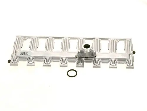 BOSCH Verteilrohr aus Aluminium mit mehreren Öffnungen und einer angeschlossenen Komponente, sowie einem O-Ring. Klar strukturierte Oberfläche.